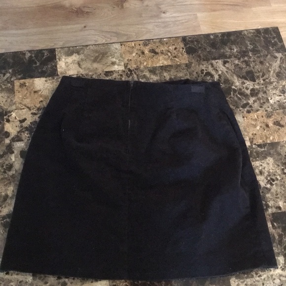 black skirt - Picture 2 of 3
